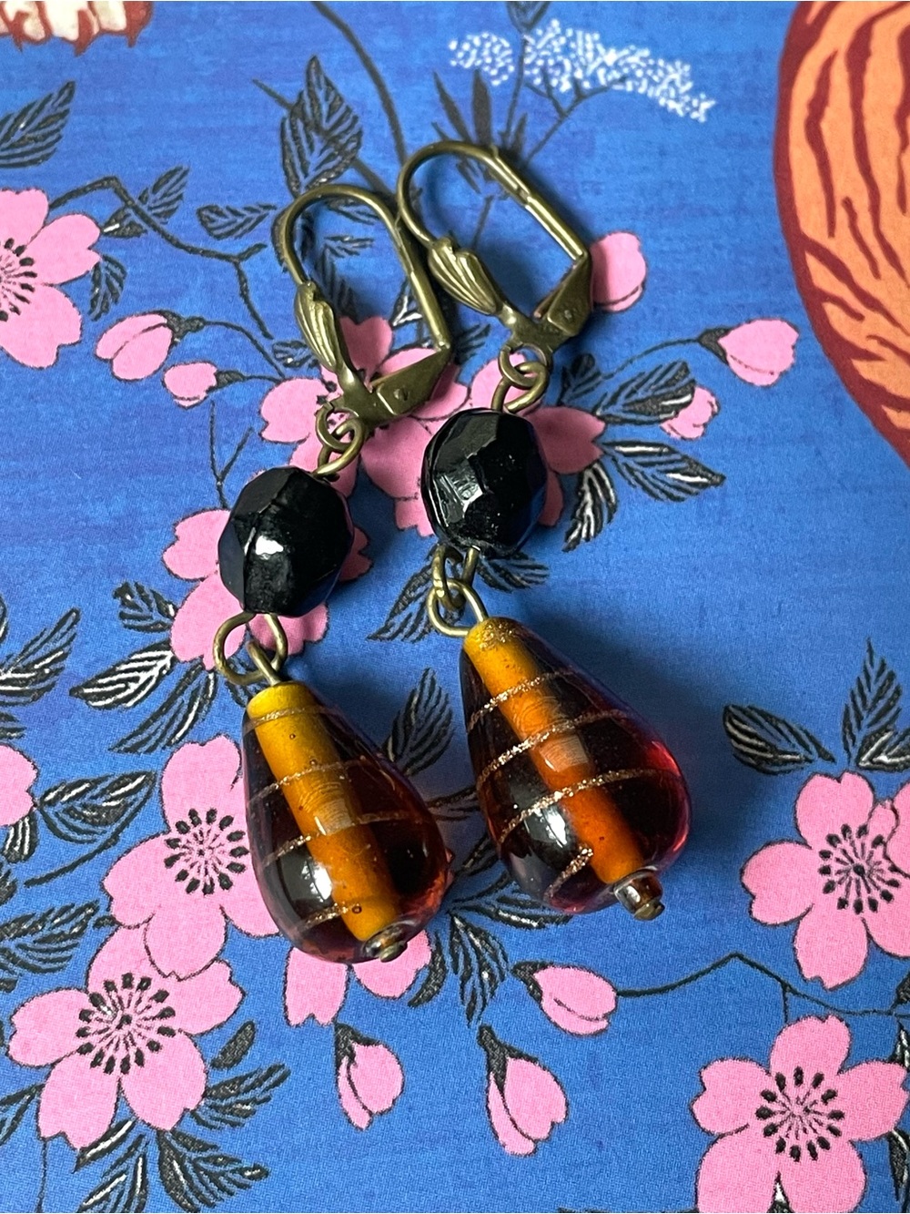 Vintage black & amber art glass dangle earrings copper mica swirl